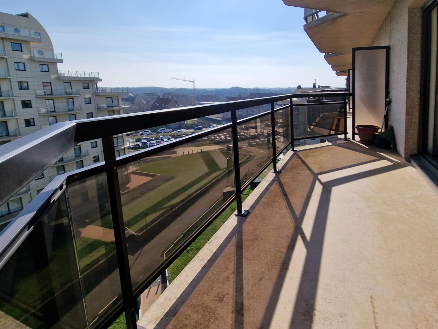 COMPLEET GERENOVEERDE EN INSTAPKLARE GEMEUBELDE STUDIO MET SLAAPHOEK + GROOT ZONNETERRAS GELEGEN OP DE PRACHTIGE LEOPOLD I ESPLANADE EN VLAKBIJ HET STRAND VAN D - foto 3