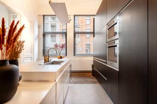 Gelegen op het bruisende Antwerpen Zuid, biedt deze instapklare woning het perfecte samenspel van comfort, stijl en locatie. De prachtige...