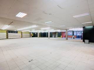 <p>Dit ruim handelspand in Aarschot biedt een uitstekende opportuniteit voor ondernemers die op zoek zijn naar een commerciële ruimte met veel potentieel, een praktische indeling en een centrale ligging dichtbij het centrum. Dankzij de openbare parkeerplaatsen vlak voor het pand genieten klanten en bezoekers van een vlotte bereikbaarheid, wat een belangrijke troef vormt voor uiteenlopende handelsactiviteiten.</p><p>Bij het betreden van het pand valt meteen de ruime handelsruimte op, die flexibel kan worden ingericht volgens de behoeften van jouw zaak. Of je nu een winkel, kantoor, praktijkruimte of showroom wenst uit te bouwen, dit handelspand biedt verschillende mogelijkheden om jouw concept professioneel uit te werken. De open structuur laat toe om de inrichting volledig af te stemmen op de activiteit.</p><p>Aansluitend bevindt zich een grote garage- en magazijnruimte die extra comfort en praktische opslagmogelijkheden biedt. Deze ruimte is ideaal voor stockageruimte, leveringen, werkmateriaal of het stallen van voertuigen. De combinatie van commerciële ruimte en magazijn maakt dit pand bijzonder interessant voor zelfstandigen en ondernemingen die nood hebben aan extra functionaliteit op één locatie.</p><p>De eigenaar staat open voor overleg rond eventuele opfrissingswerken of aanpassingen aan het pand. Hierdoor krijg je als toekomstige huurder de mogelijkheid om mee na te denken over de inrichting en uitstraling van de ruimte. Ook de huurvoorwaarden zijn bespreekbaar afhankelijk van de gewenste werken en invulling.</p><p>De ligging dichtbij het centrum van Aarschot zorgt voor een goede visibiliteit en een vlotte verbinding met omliggende gemeenten. Winkels, horecazaken en andere voorzieningen bevinden zich in de nabije omgeving, wat bijdraagt aan een levendige commerciële omgeving.</p><p>Ben je op zoek naar een ruim handelspand met magazijnruimte, parkeermogelijkheden en flexibele mogelijkheden in Aarschot, dan is dit pand zeker een bezoek waard.</p>