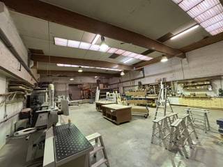 Ontdek deze ruime loods van ca. 420 m², gelegen op een terrein van 7a04ca in het centrum van Merchtem. Deze eigendom biedt niet alleen veel opslag- of werkruimte, maar ook een unieke ontwikkelingskans aan de straatzijde!Dankzij de ligging binnen het RUP Merchtem Centrum – deelgebied 1 (zone voor hoofdstraten), biedt dit perceel interessante bouwmogelijkheden voor de toekomst.Volgens de voorschriften zijn er volgende mogelijkheden:-Bouwdiepte: max. 17 m op het gelijkvloers (25 m bij andere bestemmingen dan wonen), 15 m op het eerste verdiep.-Bouwhoogte: max. 9,6 m (plat dak) of 12 m (hellend dak).-Bestemmingen: eengezinswoningen, meergezinswoningen of cohousing.-Tot 3 volwaardige bouwlagen toegelaten.Kortom: een loods met potentieel voor wie zoekt naar een combinatie van werkruimte en projectgrond in een centrale ligging nabij winkels, openbaar vervoer en voorzieningen.Een unieke opportuniteit voor ondernemers, investeerders of projectontwikkelaars!