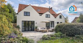 <p>Voor meer info of een bezoek, bel 054 69 39 39 - Met een indrukwekkende bewoonbare oppervlakte van <strong>510 m²</strong> is dit pand uitermate geschikt voor wie op zoek is naar een kangoeroewoning, een ruime gezinswoning met werkruimte, of een Airbnb (mits het verkrijgen van de nodige vergunningen). Dankzij de <strong>straatbreedte </strong>van <strong>22 meter</strong> behoort ook projectontwikkeling in open bebouwing tot de mogelijkheden. In totaal zijn er <strong>acht kamers</strong>, waarvan vier onmiddellijk bruikbaar zijn. De andere ruimtes dienen aangepakt te worden. <strong>Het volledige huis is een renovatieproject. </strong>Hierbij moet het nodige budget worden voorzien voor nieuw sanitair, elektriciteit en centrale verwarming. Ook op energetisch vlak zijn verbeteringen nodig: de woning moet geïsoleerd worden en het huidige buitenschrijnwerk bestaat nog uit enkele beglazing. Ondanks de renovatie-uitdagingen beschikt deze eigendom over heel wat troeven. Het uitzonderlijk grote woonvolume biedt talloze mogelijkheden, terwijl <strong>de riante tuin</strong> zonder twijfel het pronkstuk van de woning is. De ligging in het pittoreske Velzeke en het royale volume maken dit een ideale opportuniteit voor zowel de handige Harry als de projectontwikkelaar.</p>