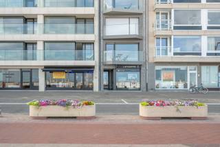 Retail property situated on an interesting commercial part of the Zeedijk-Het Zoute near the Albertplein &amp; Kustlaan. <br /><br />Some nearby shops include: Corman Bookstore, Lengers Boatsters, Scapa, Scapa Home, Gallery Sigurd Tanghe, Gallery Samuel Vanhoegaerden...<br /><br />The property is suitable for various purposes except for catering.<br /><br />Available after consultation.<br /><br />Rental price: € 3,450/month<br />Property tax and association fees: at the expense of the tenant.