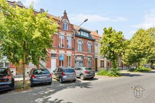 <p>Topgelegen, karaktervolle woning met verrassend veel ruimte!<br />Deze charmante, op te frissen woning biedt alle troeven: een lichtrijke leefruimte, 3 volwaardige slaapkamers en een gezellige stadstuin waar je volledig tot rust komt. Het gelijkvloers verwelkomt je met een sfeervolle zithoek, ruime eetplaats en praktische wasruimte/berging. Op de eerste verdieping vind je een royale slaapkamer en een badkamer met douche en toilet. De tweede verdieping verrast met twee extra slaapkamers. Bovendien beschikt de woning over een zolder en een kelder, ideaal voor extra opslag of toekomstige uitbreidingen.<br /><br />Een buitenkans voor wie op zoek is naar karakter, ruimte én een absolute toplocatie!<br /><br />Meer info op plan je bezoek via denis@immobeguin.be</p>