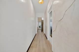 Welkom in de Bullenstraat, waar we deze centraal gelegen gezinswoning terugvinden. De woning vormt een interessante basis voor wie op zoek is naar een betaalbare woning in het centrum van Deinze en deze graag verder naar eigen smaak wil opfrissen.<br /><br />Bij binnenkomst kom je terecht in de inkomhal, die toegang geeft tot de ruime woonkamer. Aansluitend bevindt zich de keuken, die recent werd gerenoveerd. Ook de badkamer bevindt zich op het gelijkvloers en werd recent vernieuwd. Achteraan is er nog een klein, zonnig terras/koer waar je in alle rust van de buitenlucht kunt genieten.<br /><br />Op de eerste verdieping bevinden zich twee ruime slaapkamers. De tweede verdieping (vaste trap) beschikt over een derde slaapkamer/zolderruimte die dankzij de beschikbare oppervlakte mogelijkheden biedt om verder in te delen en eventueel twee kamers te creëren.<br /><br />Een woning met een praktische indeling, een centrale ligging en nog verschillende mogelijkheden om verder naar eigen smaak af te werken.<br /><br />Interesse in deze woning? Neem gerust contact met ons op voor meer informatie of om een bezoek in te plannen via emre@devastgoedlink.be of 0456 65 05 26.