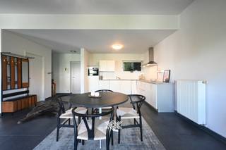 Dit instapklare appartement met vier slaapkamers van wel liefst 162 m² bevindt zich op de eerste verdieping van de gegeerde residentie Loftsquare, midden in het levendige centrum van Ledeberg. Winkels, scholen, horeca, sportfaciliteiten en openbaar vervoer zijn gelegen op wandelafstand, terwijl de vlotte verbinding met de E17 zorgt voor een uitstekende bereikbaarheid. <br /><br />Bij het betreden van het appartement komt u terecht in de inkomhal met gastentoilet en een ruime berging. Aansluitend bevindt zich de open keuken, die naadloos aansluit bij de gezellige eet- en zithoek. De ruime leefruimte beschikt over drie grote raampartijen, met directe toegang tot een overdekt terras waar u kunt genieten van alle rust. Verder beschikt het appartement over vier volwaardige slaapkamers en een ruime badkamer met een bad en inloopdouche. De residentie is goed onderhouden en beschikt over een lift.<br /><br />Tot slot dient bij dit appartement een overdekte autostaanplaats aangekocht te worden (€ 29.000). Bij de autostaanplaats bevindt zich verder nog een extra berging, die volledig in de prijs is inbegrepen.<br /><br />Nieuwsgierig naar dit instapklaar appartement in het hartje van Ledeberg? Maak vrijblijvend een afspraak via jens@landbergh.be of 09 225 25 24.<br />