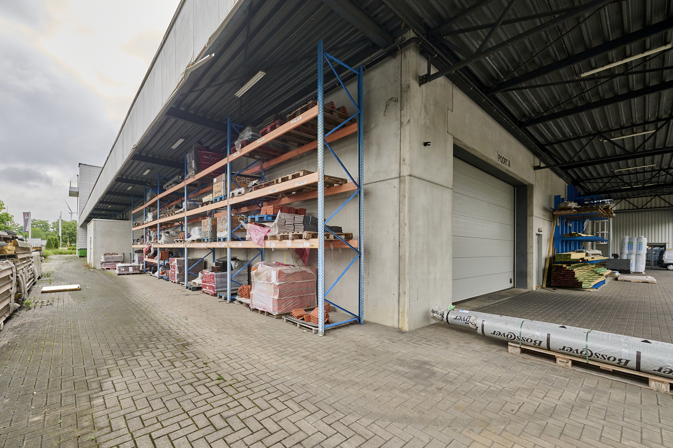 TE KOOP: MAGAZIJNEN MET RUIME KANTOREN IN GENK - foto 5
