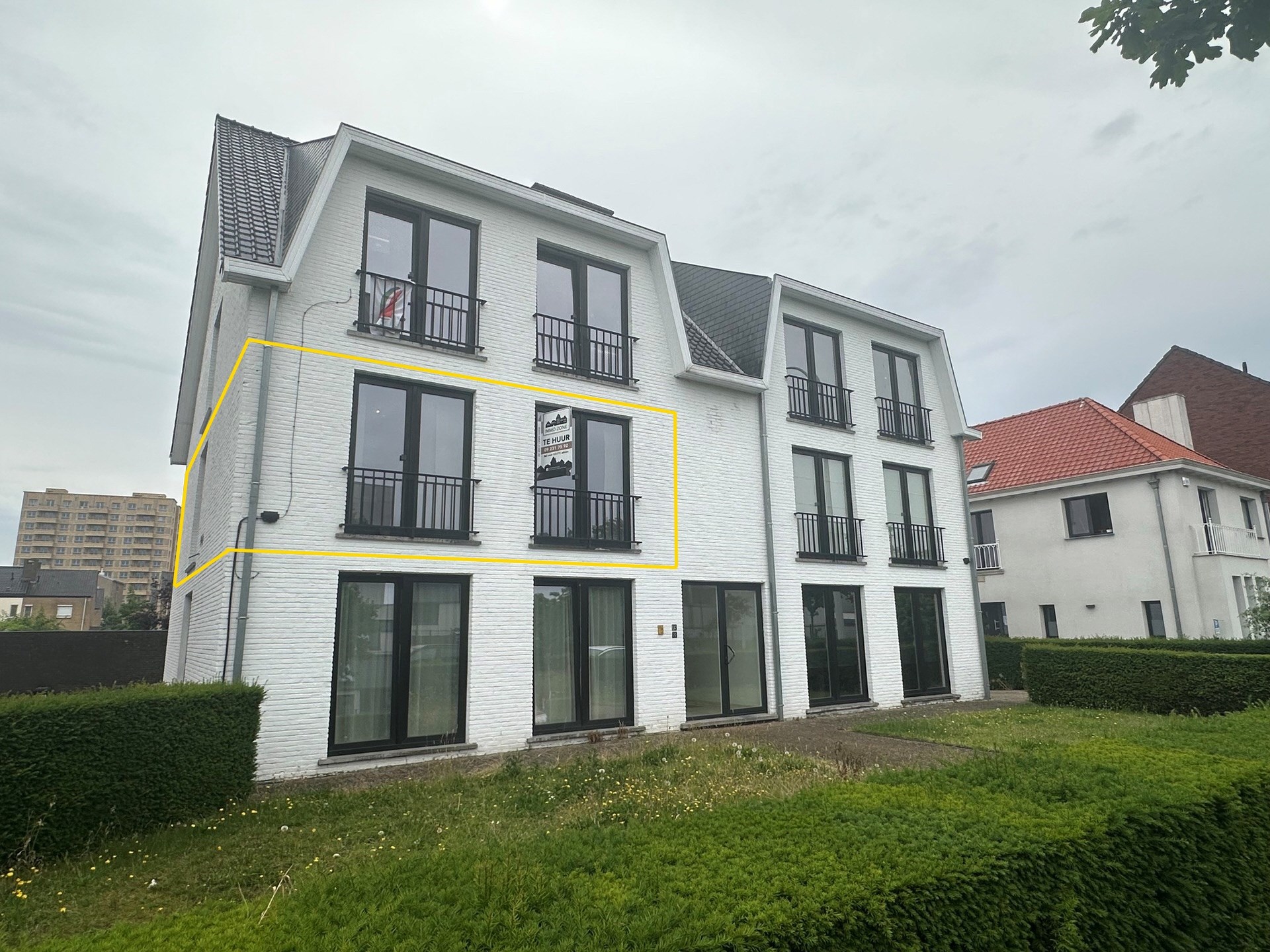 Strategisch gelegen en gerenoveerd tweeslaapkamerappartement met garage - foto 1