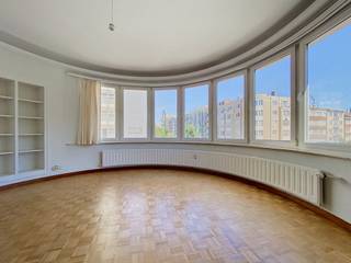 Tel : 0456 79 45 19 / E-mail : sophia.vanhove@weinvest.be<br /><br />
<p><span>We Invest heeft het genoegen u, exclusief, dit prachtige appartement met één slaapkamer aan te bieden, ideaal gelegen in het hart van Elsene.</span></p>
<p><span>Het appartement bestaat uit een inkomhal, een lichtrijke woonkamer, een volledig uitgeruste keuken, een slaapkamer, een douchekamer en een aangenaam terras.</span></p>
<p><span>Gelegen in een gewilde buurt, vlak bij de ULB, de VUB, winkels, restaurants en het openbaar vervoer, biedt dit pand een praktische en aangename leefomgeving, met een snelle toegang tot het Ter Kamerenbos en het centrum van Brussel.<br /><br /></span></p>
<p><span>Huurprijs: €1.150/maand</span><br /><span>Kosten: €250/maand (provisie voor warm en koud water, verwarming en onderhoud van de gemeenschappelijke delen)</span><br /><span>EPC: D-<br /><br /></span></p>
<p><span>Onmiddellijk beschikbaar.<br /><br /></span></p>
À visiter sans tarder ! Pour plus de biens en exclusivité, visitez www.weinvest.be.
