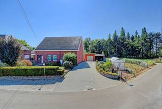bouwing in het landelijke Tielt-Winge, met een ruime tuin en vlotte verbinding naar scholen en invalswegen.<p><br /></p><p>Deze woning uit 1963 combineert een rustige ligging met een praktische indeling en veel buitenruimte. De open bebouwing beschikt over een tuin van 792 m² waar je volop kan genieten van rust en privacy. Binnen vind je een lichtrijke woonkamer met open haard, een functionele keuken en een veranda met zicht op de tuin. Met 3 slaapkamers en 2 badkamers biedt deze woning voldoende ruimte voor gezinnen of wie extra comfort zoekt. Dankzij de landelijke omgeving en de goede bereikbaarheid woon je hier in een aangename balans tussen rust en dagelijkse voorzieningen.</p><p><br /></p><p>Belangrijkste ruimtes:</p><p>• Woonkamer met open haard en veel natuurlijke lichtinval</p><p>• Keuken uitgerust met dubbele spoelbak, vaatwasser en gaskookplaat</p><p>• Veranda met aangenaam zicht op de tuin</p><p>• 3 slaapkamers met diverse indelingsmogelijkheden</p><p>• 2 badkamers, waarvan één met inloopdouche en één met ligbad</p><p>• Berging met aansluiting voor wasmachine en droogkast</p><p>• Garage met kantelpoort</p><p>• Ruim terras aansluitend op de tuin</p><p>• Tuin van 792 m² met veel buitenruimte</p><p><br /></p><p>Troeven:</p><p>• Open bebouwing in een landelijke omgeving</p><p>• Ruime tuin van 792 m²</p><p>• Goede bereikbaarheid nabij scholen en invalswegen</p><p><br /></p><p>Neem vandaag nog contact op voor een bezoek.</p><p><br /></p><p>JOUW DROOMHUIS. ZO GEVONDEN!</p>