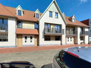 Deze gesloten woning gelegen op een absolute topligging in Heist-aan-Zee, bevindt zich op een steenworp van het levendige centrum, alle nodige...