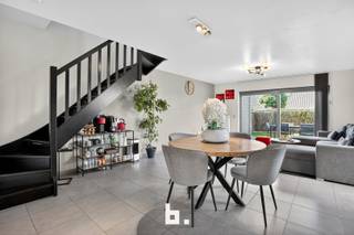 Algemeen bezoekmoment zaterdag 25 oktober van 12u30 tot 14u. Gelieve op voorhand in te schrijven.<br /><br />Ontdek deze instapklare woning met 4 slaapkamers, rustig gelegen met een ruime tuin. Geniet van een lichte leefruimte en een zonnige tuin die perfect aansluit op een mooi terras.<br /><br />Indeling:<br />Gelijkvloers: Inkomhal met afzonderlijk toilet en berging, ruime leefruimte met open keuken<br />Verdieping 1: drie slaapkamers, Badkamer.<br />Verdieping 2: slaapkamer/ zolder<br /><br />Extra troeven:<br />Conforme elektriciteit<br />Duurzaam: Regenwaterput.<br />Veilig en kindvriendelijk: Omheinde tuin, perfect voor kinderen en huisdieren.<br /><br />Vraag snel een bezoek aan en laat je verrassen door deze unieke woning!<br /><br />Deze woning wordt verkocht onder het systeem van START 2 FINISH.<br />Elk prijsvoorstel gelijk of hoger dan deze startprijs wordt voorgelegd aan de verkoper(s) die dit al dan niet kan aanvaarden.