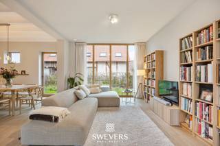 Voor meer info en foto’s, surf naar www.swevers.be –Deze jonge halfopen woning in Kortessem (bouwjaar 2022) biedt 183,74 m² hedendaags wooncomfort,...