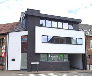 BEZOEK OP AFSPRAAK. Prachtig handelspand van bouwjaar 2017, gelegen op wandelafstand van het centrum van Zottegem. Het pand bevindt zich op het gelijkvloers en geniet van een vlotte bereikbaarheid. De indeling omvat een ruime inkom/ wachtruimte, drie afzonderlijke burelen, elk uitgerust met een lavabo en ingemaakte kasten. Verder is er een praktische kitchenette, een apart toilet en een buitenberging. Op energetisch vlak is het pand zeer interessant: verwarming via een hoogrendementsketel van Vaillant, energielabel A en ramen met hoogrendementsglas. Parkeermogelijkheid aanwezig. Gemeenschappelijke kosten bedragen €50 per maand. Interesse? Bel 0488/85.81.84