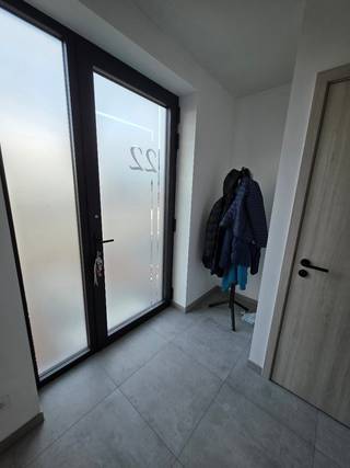 Instapklare energiezuinige nieuwbouwwoning van 217 m²<br /><br />Bent u op zoek naar een ruime, toekomstgerichte woning waar comfort, energiezuinigheid en een uitstekende bereikbaarheid hand in hand gaan? Dan is deze recente nieuwbouwwoning in Affligem beslist een bezoek waard. Bezoekdag wordt georganiseerd op 30 augustus 2026.<br /><br />Deze instapklare woning biedt maar liefst 217 m² bewoonbare oppervlakte op een perceel van 365 m² en combineert een hedendaagse afwerking met een doordachte indeling en lage energiekosten.<br /><br />Op het gelijkvloers bevinden zich een ruime inkomhal met gastentoilet, een lichtrijke leefruimte met grote raampartijen en een open keuken die naadloos aansluit op de eet- en zithoek. Daarnaast beschikt de woning over een praktische fietsenberging en voldoende opbergruimte.<br /><br />Op de eerste verdieping vindt u drie volwaardige slaapkamers, een ruime badkamer uitgerust met ligbad, douche en wastafel, een afzonderlijk toilet en een handige berging/wasruimte.<br /><br />Een van de grootste troeven van deze woning is de ruime zolderverdieping die bereikbaar is via een vaste trap. Deze verdieping biedt tal van mogelijkheden en kan eenvoudig worden ingericht als bureau, hobbyruimte, speelkamer of zelfs worden omgevormd tot één of twee extra slaapkamers. Hierdoor kan de woning meegroeien met uw gezin en beschikt u potentieel over een woning met vier tot vijf slaapkamers.<br /><br />Ook op energetisch vlak scoort deze woning uitzonderlijk goed. Dankzij de combinatie van een warmtepomp, 16 zonnepanelen, ventilatiesysteem D en een regenwaterput van 7.500 liter geniet u van een bijzonder laag energieverbruik. De warmtepomp beschikt bovendien over een koelfunctie, wat tijdens warme zomerdagen voor extra wooncomfort zorgt.<br /><br />De woning bevindt zich in een rustige woonomgeving met een vlotte verbinding naar de E40, het station van Liedekerke, scholen, winkels en andere dagelijkse voorzieningen.<br /><br />Een ideale gezinswoning voor wie vandaag comfortabel wil wonen en tegelijk voorbereid wil zijn op de toekomst.