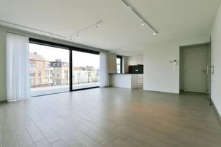 Uitstekend gelegen appartement in het centrum van de stad.Penthouse met 2 slaapkamers, ondergrondse kelder, ondergrondse parkeerplaats, en een...
