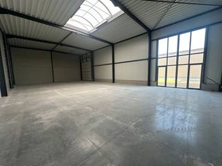 Nieuwbouw KMO-unit van 305 m² en 2 privatieve parkeerplaatsen te koop in Wevelgem.De geïsoleerde casco magazijnruimte is opgebouwd uit een...