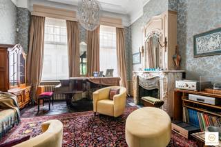 <p><span>Achter deze prachtige gevel nov architect J.De Weerdt schuilt zich een majestueuze &amp; instapklare herenwoning met alle mogelijke grandeur. Het sfeervol interieur in combinatie met de historische elementen en moderne technieken maakt van deze woning een juweeltje, uniek in zijn genre. Men betreedt de woning via een marmeren inkomhal die leidt naar de leefruimte ingedeeld met drie achtereenvolgende ruimtes en met aansluitende keuken op mozaïek vervolgd door een aansluitende aangename stadstuin met veel stilte en alle privacy achteraan. De hele ruimte met hoge plafonds, authentieke moulures, schouwmantels en schitterende originele parketten spreekt tot de verbeelding. Met zes ruime slaapkamers en twee stijlvol ontworpen badkamers biedt deze woning een zee van ruimte en comfort.  </span></p><p><span> </span></p><p><span>Met een bruikbare oppervlakte van 444m² op een perceel van 200m² zorgt deze woning voor een harmonieuze balans tussen binnen- en buitenleven. Op de hoogste verd. treffen we nog een super aangename lounge ruimte die dienst kan doen als hobby kamer of polyvalente ruimte. Volledig onderkelderd en 2 staanplaatsen (huur) over te nemen in de rechtstreekse omgeving. De voorgevel  biedt een statige indruk en past  perfect in het elegante straatbeeld van Antwerpen, en dit op een steenworp van het Stadspark. </span></p><p><span> </span></p><p><span>Dit unieke pand combineert karakter en een ideale locatie in een zeer interessante omgeving op wandelafstand van het bruisend stadsleven. Instapklaar!</span></p><p><span> </span></p><p><span>Extra's:</span></p><p><span> </span></p><p><span>* aanwezigheid van zonnepanelen</span></p><p><span>* conforme elektriciteitsattest</span></p><p><span>* roofing en dak werden vernieuwd</span></p><p><span>* toestellen in de keuken dateren van 2024</span></p><p><span>* centrale verwarmingsinstallatie op gas vh merk Vaillant </span></p><p><span>* 2 parkeerplaatsen te huur in de omgeving</span></p>