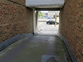 Voor snelle beslissers: Bovengronds! Bovendien makkelijk toegankelijk en ruime garage! Dichtbij dijk en slechts zelden is er een bovengrondse garage te koop. <br />Zeer ruime afmetingen!