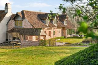Te midden van de prachtige glooiende landschappen van de Vlaamse Ardennen bevindt zich deze uitzonderlijk charmante en volledig...