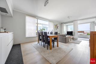 <strong>Stijlvol wonen aan het water – Kattendijkdok Westkaai 51 bus 3.4, Antwerpen</strong><br /><br />Welkom in dit prachtige appartement op een absolute toplocatie aan het bruisende Eilandje. Hier geniet u dagelijks van een uniek uitzicht op het Kattendijkdok, gecombineerd met de levendigheid van de stad, een uitstekende bereikbaarheid en een uitzonderlijke woonkwaliteit.<br /><br />Het gebouw werd ontworpen door de gerenommeerde Zwitserse architect Roger Diener en staat bekend om zijn tijdloze, minimalistische architectuur en hoogwaardige afwerking.<br /><br />Met een bewoonbare oppervlakte van ca. 100 m² biedt dit appartement een perfecte balans tussen ruimte, comfort en elegantie. De ruime leefruimte wordt gekenmerkt door grote raampartijen die zorgen voor een overvloed aan natuurlijk licht en een aangename connectie met de omgeving. Vanuit de leefruimte heeft u toegang tot het westgericht terras, waar u in alle rust kunt genieten van de middag- en avondzon. Het uitzicht combineert het beste van twee werelden: een zicht op het water enerzijds en een levendig stadszicht anderzijds.<br /><br />De open designkeuken is afgewerkt met kwaliteitsmaterialen en uitgerust met hoogwaardige Miele-toestellen, wat garant staat voor optimaal kookcomfort. De leefruimte werd bovendien voorzien van externe zonnewering, waardoor het appartement ook tijdens warme zomerdagen aangenaam blijft.<br /><br />Doorheen vrijwel het volledige appartement werd een kwalitatieve parketvloer doorgetrokken, wat zorgt voor een warme, stijlvolle en uniforme uitstraling. Enkel in de badkamer en het toilet werd gekozen voor een onderhoudsvriendelijke tegelvloer.<br /><br />Het appartement beschikt over twee ruime slaapkamers, een comfortabele badkamer, twee afzonderlijke toiletten en een praktische berging. Dankzij de doordachte indeling is dit appartement uitermate geschikt als gezinswoning, stijlvolle stadswoning of kwalitatieve investering.<br /><br /><strong>Extra troeven:</strong><br /><br />Westgericht terras<br />Zicht op zowel het water als de stad<br />Volledig doorgetrokken parketvloer<br />Hoogwaardige Miele-keukentoestellen<br />Externe zonnewering aan de leefruimte<br />Twee ruime slaapkamers<br />Topligging op het Eilandje<br />Nabij restaurants, musea, winkels en openbaar vervoer<br />Kelderberging en gemeenschappelijke fietsenberging<br />Energiezuinig en voorzien van hedendaags wooncomfort<br /><br />Ondergrondse parkeerplaats verplicht aan te kopen voor €40.000<br /><br />Een uitzonderlijk appartement op een van de meest gegeerde locaties van Antwerpen, waar architectuur, comfort en ligging naadloos samenkomen.<br /><br />Voor meer informatie of een bezoek ter plaatse kan u contact opnemen met Xander via 0497 18 10 84 of xander@reds.be.