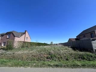 Ben je op zoek naar de ideale locatie om jouw droomwoning te realiseren in een rustige, groene omgeving? Dan is deze bouwgrond in de Meyerveldstraat te Rillaar precies wat je zoekt!<br /><br />Deze mooi gelegen kavel is bestemd voor open bebouwing en biedt tal van mogelijkheden binnen duidelijke en gunstige bouwvoorschriften.<br /><br />Belangrijkste bouwvoorschriften:<br />Open bebouwing<br />Bouwlijn op 12m uit de as van de voorliggende weg<br />Max. bouwdiepte: 15m op het gelijkvloers en 12m op de verdieping<br />Max. 2 bouwlagen<br /><br />Belangrijke informatie:<br />Het huidige stedenbouwkundig attest is voorwaardelijk, onder voorbehoud van het bekomen van een omgevingsvergunning voor het verkavelen van de grond. <br /><br />Interesse? Neem gerust contact op voor meer informatie of een bezichtiging ter plaatse.<br /> 