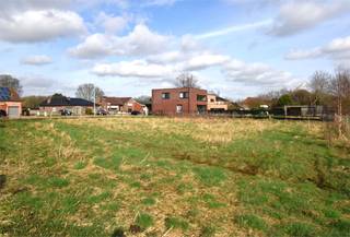 Gunstig en centraal gelegen bouwgrond voor OB van 1040 m² op landelijke toplocatie vlakbij centrum Vorst-Laakdal. <br /> <br />Dit schitterend perceel is ideaal gelegen net buiten de dorpskern van Laakdal wat ervoor zorgt dat plaatselijke kleinhandel, scholen en openbaar vervoer binnen handbereik zijn.<br /><br />De vlotte toegang naar invalswegen, omliggende gemeenten en autostrade (E313), maken dat de grond uitstekend gelegen is voor woon-werkverkeer. <br /><br />Mogelijkheid tot het plaatsen van een bijgebouw met een maximale grootte van 50 m².<br /><br />Het idyllische uitzicht over agrarisch groen zorgt voor de ideale combinatie tussen rust en privacy!<br /><br />Zowel landelijke als moderne bouwconstructie mogelijk! Aanvullend ook complementaire functies/zelfstandige activiteit of vrij beroep toegestaan mits respecteren van de voorwaarden. <br /><br />Dankzij de ruime bouwvoorschriften dewelke tal van mogelijkheden bieden kan u hier zorgeloos uw droomwoning bouwen. <br /><br />Aarzel niet om ons te contacteren voor verdere vrijblijvende informatie.<br /><br />Interesse in een GRATIS SCHATTING van uw eigendom? Bel 015/36.35.34