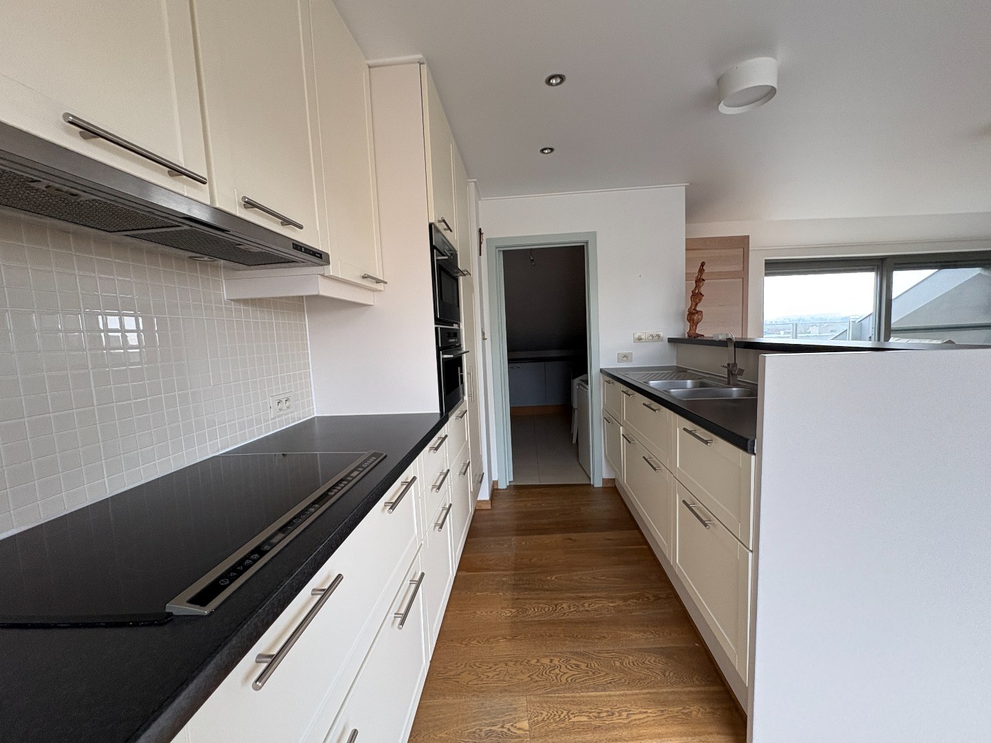 Schitterend appartement met 2 slaapkamers en autostaanplaats! - foto 2