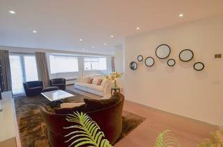 Topaanbieding – Uitzonderlijk ruim appartement gelegen in een stijlvolle residentie<br />Ontdek dit uitzonderlijk appartement, gelegen in een elegante residentie. Dit pand onderscheidt zich door zijn royale volumes, uitstekende ligging, hoogwaardige afwerking en een indrukwekkende gevelbreedte van ca. 10 meter. Bovendien geniet u van meerdere zonnige terrasjes, wat het wooncomfort compleet maakt.<br />Indeling:<br />Ruime inkomhal met gastentoilet en tal van ingemaakte kasten. De bijzonder ruime leefruimte afgewerkt met een massieve eiken parketvloer baadt in het licht en omvat een sfeervol salon met maatkasten en een gezellige gashaard. De open, volledig geïnstalleerde keuken is voorzien van alle hedendaags comfort, waaronder een Quooker-kraan, wijnfrigo, combi-oven en een Falcon fornuis. Vooraan bevinden zich twee aangename terrasjes.<br />Verder is er een aparte berging/wasplaats.<br />De master suite beschikt over ingemaakte kasten, een aparte dressing en een stijlvolle badkamer. De slaapkamer geeft rechtstreeks uit op het terras achteraan.<br />Tweede volwaardige slaapkamer. Aparte douchekamer.<br />De derde slaapkamer is bijzonder praktisch ingericht met een uitklapbaar stapelbed én een uitklapbaar dubbel bed, en beschikt over een aanpalende badkamer. Beide kamers geven uit op het tweede terras achteraan.<br />Dit appartement is een absolute aanrader dankzij de kwalitatieve afwerking, de uitzonderlijke ruimtes en het doordachte ontwerp.<br />Inclusief twee privatieve kelders in de residentie en fietshaken.