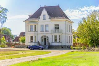 <em>Wie Katrien Wouters zegt, zegt vastgoed met een tikkeltje meer. En dat is niet zomaar. Ontdek deze uitzonderlijke villa met unieke troeven:</em><br /><br />- Modern wonen in een historisch kader<br />- Allernieuwste duurzame technieken<br />- Afgewerkt met de fijnste kwaliteitsmaterialen <br />- Ruimte voor afwerking naar eigen smaak <br />- Diverse bestemmingen mogelijk<br /><br /><strong>Historisch karakter met de modernste technieken</strong><br />Deze statige <strong>mijndirecteursvilla</strong> is een iconisch pand met geschiedenis, gekenmerkt door neogotische invloeden, daterend van <strong>begin 20ste eeuw</strong>. Dit uitzonderlijk pand is <strong>structureel</strong> en met de grootste zorg <strong>gerenoveerd in 2022-2025</strong>. Technieken, leidingen, regenwaterrecuperatie en voorbereidingen voor domotica zijn voorzien. Bij de renovatie werden enkel de fijnste duurzame en kwaliteitsmaterialen gebruikt. Check zeker de verfijnde koperen lichtarmaturen aan de buitengevel. Er rest je enkel nog de afwerking en inrichting van de diverse kamers. <br /><br /><strong>Groen domein</strong><br />Twee statige oprijlanen loodsen je doorheen een feeëriek groen park naar deze villa, omringd door een domein van 19.144m². <br /><br /><strong>Gelijkvloers</strong><br />Als je binnenkomt via de adembenemende inkomhal begeef je je naar het salon met haard en bureauruimte, vestiaire, trappenhal en de imposante keuken met ontbijterker en directe verbinding naar het terras in blauwe steen omgeven door een verfijnde balustrade. De prachtige parketvloer en hoge plafonds van 3 meter hoog ademen stijl en grandeur. Het authentiek karakter is hier wondermooi behouden.<br /><br /><strong>Verdiepingen met 5 slaapkamers met eigen badkamer</strong><br />De majestueuze voleiken trap is een ware eyecatcher die je naar de hoger gelegen verdiepingen leidt. <br /><br />De eerste verdieping herbergt 3 royale slaapkamers, elk met een eigen <em>ensuite</em> badkamer waarvan de doucheruimte is afgewerkt met het mooiste marmer. 2 slaapkamers beschikken zelfs over een eigen romantisch balkon. <br /><br />De tweede verdieping omvat nog een slaapkamer met <em>ensuite</em> badkamer, 2 polyvalente kamers en nog een 5de badkamer. Kijk vooral ook naar dat prachtige glasraam in het plafond!<br /><br /><strong>Kelderverdieping</strong><br />Ook de kelderverdieping werd gerenoveerd en bestemd tot wellnessruimte, met voorzieningen voor Turks stoombad, sauna, home cinema en wijnkelder. Als je je creativiteit de vrije loop laat, behoort zelfs een binnenzwembad tot de mogelijkheden. Bovendien vind je hier veel stockageruimte, alsook de technische kamer en wasplaats. <br /><br /><strong>Bijgebouw</strong><br />Het bijgebouw is met even grote zorg gerenoveerd en reeds volledig ingericht als woonst. Op het gelijkvloers vind je naast een eet- en zitkamer, toilet en veranda een volledig ingerichte keuken met indrukwekkend Lacanche-vuur. De verdieping biedt plaats aan 3 slaapgelegenheden en een badkamer met een vrijstaand bad. Let ook hier weer op de prachtige details van de luikjes en deuren.<br /><br /><strong>Waaier aan mogelijkheden</strong><br />Zowel privaat wonen als een combinatie van wonen en ondergeschikte commerciële activiteiten kan hier verwezenlijkt worden, zoals bijvoorbeeld de uitbating van een B&B of workshops mits het verkrijgen van de juiste vergunning en met behoud van het parkgebied. <br /><br />Deze uitzonderlijke villa is opgenomen in de inventaris 'bouwkundig erfgoed' zoals vastgesteld bij besluit van het Agentschap Onroerend Erfgoed dd. 28 november 2014.<br /><br /><strong>Meer ontdekken?</strong><br />Wil je graag thuiskomen in een echt sprookje, of zie je andere opportuniteiten voor dit uitzonderlijk domein?<br />Contacteer mij voor meer info of een bezoek ter plaatse. Enkel ernstige reacties graag.<br /><br /><em>De vermelde oppervlaktes zijn slechts indicatief. Katrien Wouters - creating IMMOtions kan niet verantwoordelijk gesteld worden voor de juistheid van de aan haar verstrekte gegevens. </em>