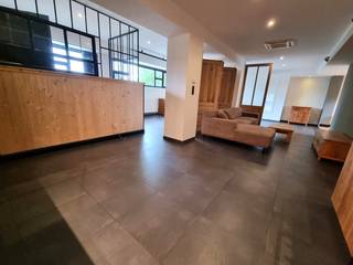 Bent u op zoek naar een instapklaar, gelijkvloers appartement met extra grote ruimte voor een praktijk of kantoor?  Ontdek dit uitzonderlijke pand...