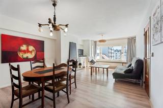 <p><span>Interessante opbrengsteigendom op een toplocatie in het centrum van Blankenberge, op enkele passen van het station. </span></p><p><span>Grote woonkamer met veel lichtinval en die is afgewerkt met een makkelijk te onderhouden laminaatvloer. </span></p><p><span>Afzonderlijke keuken met losstaande keukentoestellen en een praktische berging met aansluiting voor de wasmachine. </span></p><p><span>De keuken biedt u toegang tot het terras. </span></p><p><span>De ruime hal leidt ons naar de slaap- en badkamer en het afzonderlijk toilet. </span></p><p><span>De volwaardige slaapkamer staat in directe verbinding met het geriefelijk overdekt balkon. </span></p><p><span>Badkamer met ligbad, douche in het bad en lavabo. </span></p><p><span>Het appartement wordt verwarmd op gas met een condenserende ketel, geniet van een gunstig epc en beschikt over een blanco elektrische keuring. </span></p><p><span>U kan gebruik maken van een privatieve kelderberging. </span></p><p><span>De residentie Apollo beschikt over een gemeenschappelijke fietsenstalling.</span></p><p><span> </span></p><p><span> </span></p><p><span> </span></p>