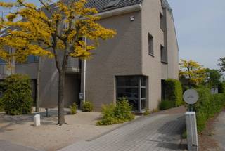 Kantorengelijkvloers (+/-288m²) op een goede zichtlocatie aan een doorgaande weg, op slechts 4 minuten van de E314. Aan de achterzijde van het...