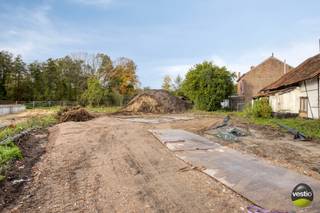 Deze totaal te renoveren vakwerkhoeve (lot 3 op verkavelingsplan) aan de Grote Baan te Hasselt (Kuringen) dateert van begin 19de eeuw. De aanwezige langgestrekte vakwerkhoeve is als monument beschermd met ID 2626. Tevens heeft deze ook een bescherming als stads- of dorpsgezicht (ID 2630).<br /><br />Het gebouw heeft een historische waarde als 19de eeuws relict, bestaande uit een kern uit 1843 die in 1883 verder uitgebreid werd. Van deze orginele oude kern blijven tot op heden nog maar slechts twee traveeën over na oorlogsschade van 1940-1945. In latere fases werden er nog toevoegingen gedaan die geen meerwaarde betekenen voor de erfgoedwaarden en zelfs storend worden ervaren.<br /><br />De hoeve beschikt over één bouwlaag onder een pannen (rode handvorm boomse dakpan) zaldeldak met een afgewolfde westzijde. De oversteekkepers aan de noord(straat)zijde zijn opgebouwd uit horizontale klossen met een houten beboording. Aan de zuid- en westzijde zorgen de overstekende dakkapers voor de nodige bescherming van het leemwerk.<br /><br />Boven het woongedeelte en de oostelijke stel is een zolderruimte aanwezig die momenteel niet toegankelijk is wegens de slechte staat.<br /><br />De toegangsdeur van het hoeve is in de achtergevel gelegen.<br /><br />Hoofdbestemming: restaurant, café, kantoorfunctie, dienstverlening en vrije beroepen zijn toegelaten. Een combinatie van deze functies is eveneens toegelaten. Wonen als hoofdbestemming is NIET toegelaten.<br />Nevenbestemming: ondergeschikt zijn nevenbestemmingen inherent aan het functioneren van de hoofdbestemming zijn toegelaten. Bijkomend is wonen als nevenbestemming bij de op te richten hoofdbestemming toegelaten.<br /><br />De onmiddellijke omgeving van de vakwerkhoeve is beschermd als dorpsgezicht o.w.v. het algemeen belang gevormd door de sociaal culturele waarde. De historische percelering met grasland langs de erfzijde en een haag op de noordelijke perceelsgrens, langs de straatzijde, bepaalt mee het landelijke karakter van de hoeve en vormt een ondersteuning van de agararische erfgoedwaarden.<br /><br />Het perceel is zuid georiënteerd, heeft een perceeloppervlakte van 1507 m² en een gevelbreedte van 25m.<br /><br />Enkele troeven op een rij:<br />+ Langgestrekte vakwerkhoeve, beschermd monument van 15-06-2009 (https://id.erfgoed.net/aanduidingsobjecten/2626)<br />+ De vakwerkhoeve is aangeduid als vastgesteld bouwkundig erfgoed (https://inventaris.onroerenderfgoed.be/erfgoedobjecten/22239) en beschermd stads- of dorpsgezicht (https://inventaris.onroerenderfgoed.be/aanduidingsobjecten/2630)<br />+ Uitbreidingsmogelijkheden zijn toegelaten in samenspraak met het Agentschap Onroerend Erfgoed<br />+ De nutsvoorzieningen zijn afgesloten<br /><br />Ben je benieuwd naar de mogelijkheden van deze vakwerkhoeve? Neem dan contact op via stephanie@vestio.com of op 0474-73 64 84.