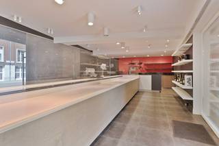 Dit veelzijdige pand van ca. 310 m² (ca. 211 m² handelsruimte + ca. 99 m² appartement) biedt de perfecte basis voor jouw onderneming. Dankzij...