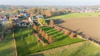 <br />In een uitzonderlijke groene omgeving, op een royaal perceel van 4.351 m², bevindt zich deze architecturale villa, ontworpen door Jos Van Driessche en opgetrokken in 2009. De invloed van Frank Lloyd Wright is duidelijk aanwezig in de horizontale lijnen, de open zichten en de harmonieuze inpassing in het landschap. Dit is een woning die niet alleen indruk maakt door haar immense ruimte, maar ook door haar unieke architecturale signatuur.<br /><br />Met een bewoonbare oppervlakte van 650 m² en een volledig bruikbare kelderverdieping van 304 m² biedt deze villa een uitzonderlijk wooncomfort. De inkomhal met gastentoilet leidt naar een aparte bureauruimte, twee ruime leefruimtes, een lichtrijke eetplaats en een volledig uitgeruste keuken. Daarnaast is er een praktische wasruimte en een dubbele garage.<br /><br />De woning beschikt over vier volwaardige slaapkamers en twee badkamers op de eerste verdieping. Verder kan u genieten van een aparte ruimte waar een sauna en douche is voorzien. De tweede verdieping biedt op heden een vijfde slaapkamer en bijkomende mogelijkheden voor extra kamers of een hobbyruimte.<br /><br />De volledige woning is voorzien van twee trappen aan beide zijden van de woning wat ervoor zorgt dat de woning tevens kan dienen als kangoeroewoning.<br /><br />Wat deze woning écht uniek maakt, zijn de onvervalste vergezichten op het omliggende groen en het beschermd zicht op de Schelderomolen, wat zorgt voor een blijvend gevoel van ruimte en rust doorheen de woning en de tuin. Maak de tuin compleet met een zwembad waardoor u in de zomerperiode kan genieten van vakantie in eigen land. De hoogwaardige materialen, de zorgvuldig uitgevoerde details en de uitzonderlijke architectuur tillen deze villa naar een niveau dat zelden op de markt komt.