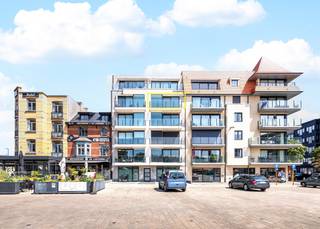 EERSTE BEZOEKMOMENT ZATERDAG 27/06/2026 - SCHRIJF U IN VIA ONZE WEBSITE <br /><br />Zonnig &amp; recent tweeslaapkamer appartement met open zicht op de Markt van De Panne te huur op de vierde verdieping van de residentie Norfolk. <br /><br />Het appartement werd als volg ingedeeld: inkom | leefruimte met zonnig balkon uitkijkend op de Markt | open, volledig uitgeruste keuken | berging met aansluiting voor wasmachine | afzonderlijk toilet | badkamer met inloopdouche en lavabo in meubel | twee volwaardige slaapkamers waarvan 1 uitgevend op balkon aan de achterzijde.<br /><br />Kelder inbegrepen in de prijs, gemeenschappelijke fietsenberging aanwezig! <br /><br />EPC label A: zeer laag verbruik!<br /><br />Op zoek naar een prachtig, energiezuinig appartement in centrum De Panne? Schrijf u dan zeker in voor het bezoekmoment van zaterdag 27/06/2026. 