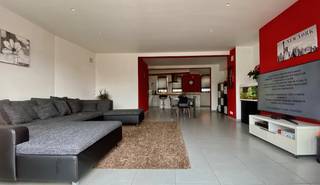 Deze stijlvolle, luxueus en ruime afgewerkte bel-etage is verdeeld over maar liefst 3 verdiepingen en beschikt over een private lift. Een woning die meteen indruk maakt dankzij de hoogwaardige afwerking, de ruimte, het comfort en een uitstekende ligging.
Een bijkomende troef is het ruime terras, dat kan worden ingericht als aangename buitenruimte, ontspanningszone of extra belevingsruimte. De garage aan de woning biedt bovendien praktische parkeermogelijkheid en extra opslagruimte wat zorgt voor extra comfort.
Dankzij de centrale ligging bevindt de woning zich op korte afstand van het centrum van Eeklo, scholen, winkels en het openbaar vervoer en nabij de belangrijke invalswegen.
De indeling is als volgt:
Op de gelijkvloerse verdieping bevindt zich een inkomhal, een opbergruimte en een stadstuin beneden. Deze stadstuin verleent u toegang tot de garage en de trap naar het terras boven.
Op de eerste verdieping bevindt zich de lichtrijke leefruimte met toegang tot het zonnig, groot terras, de open keuken met berging en een gastentoilet.
Op de tweede verdieping zijn er 3 slaapkamers waarvan 2 tweepersoonskamers. Hier vindt u ook de badkamer met een ligbad, inloopdouche, badkamermeubel met enkele lavabo en apart toilet.
De private garage beschikt tevens over een bergruimte en is bereikbaar langs de Teirlinckstraat. Fietsen opbergen kan in de inkomhal beneden of in uw private garage.
De ruime bel-étage beschikt over een lage EPC wat zorgt voor een lage energiefactuur.
Interesse in deze prachtige bel-étage? Maak online uw afspraak op www.vastgoedunicum.be of stuur een e-mail naar verhuur@vastgoedunicum.be.
