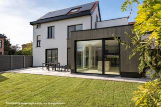 <p><span>F</span><span>antastische opportuniteit: net afgewerkte vernieuwbouwwoning met àlle comfort op strategische locatie!<br />Volledig gerenoveerde villa met 4 ruime slaapkamers en 3 badkamers, ruime leefruimte en -keuken, aparte bureauruimte, wasplaats, dressings, garage en leuke tuin, gelegen in een rustige residentiële wijk, vlakbij parken, stad, winkels, ziekenhuis en ring!<br />EPC A: warmtepomp, zonnepanelen, batterij, airco, laadpaal: alle duurzame èn comfortabele toekomstgerichte technieken zijn aanwezig!<br />De tuinafsluiting wordt nog geplaatst.<br /><br />2% registratierecht mogelijk voor enige en eigen woning bij ondertekening compromis in 2026 (en akte in 2027)!<br /></span></p>
<p><span>INDELING</span></p>
<p><span>GLVL: Ruime inkomhal met vestiaire en gastentoilet, bijzonder lichtrijke leefruimte van maar liefst 70 m² en volledig uitgeruste keuken met combi-oven, microgolfoven en keukeneiland met elektrische kookplaat en dampkap. Apart bureau van ca. 11 m² met rustgevend zicht op de tuin; deze kan ook gebruikt worden voor professionele doeleinden omdat het via de inkomhal te bereiken is. Garage met een elektrische poort aan straatzijde èn aan tuinzijde, waardoor je 1 wagen binnen het domein en 1 in de garage kan parkeren.</span></p>
<p><span>1e VERD: 3 ruime slaapkamers, waarvan 1 met ensuite badkamer en dressing. Verder bevinden zich hier een praktische wasplaats en een extra badkamer. De slaapkamers zijn afgewerkt met een houten visgraatvloer, die zorgt voor een warme en gezellige sfeer.</span></p>
<p><span>2e VERD: Ruime master bedroom met dressing en eigen badkamer. Ook hier zorgt de houten visgraatvloer voor een warme uitstraling.</span></p>
<p><span>De badkamers zijn telkens voorzien van een lavabo en douche.</span></p>
<p><span>BUITEN</span></p>
<p><span>De woning beschikt over een ideale oppervlakte qua tuin (groot genoeg maar zeer beperkt onderhoud) en terras aansluitend aan de leefruimte, ideaal om te genieten van de groene en rustige omgeving. </span></p>
<p><span>LIGGING</span></p>
<p><span>Rustige residentiële wijk in Mechelen Noord, bij Tivoli-park, en vlakbij Bon'ap, Carrefour, Colruyt, oprit R6 naar E19 Brussel-Antwerpen, en Sint-Maartenziekenhuis. Op fietsafstand van centrum en station Mechelen. Bus, school en recreatie vlakbij.</span><span><br /><br />Zin om deze gloednieuwe woning te komen ontdekken? Maak dan snel een afspraak met Tinne via tinne.schotsmans@trevi.be of 015 33 19 19. Tot dan!<br /></span></p>