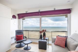 Deze <strong>ruime en lichtrijke studio met terras</strong> bevindt zich op de <strong>vijfde verdieping van Residentie Brisbane II (Zeedijk 260B)</strong> in Middelkerke, recht <strong>op de Zeedijk</strong>. Dankzij deze <strong>centrale</strong> <strong>ligging</strong> geniet u van een vlotte bereikbaarheid en bevindt u zich <strong>op wandelafstand van het strand, het casino, winkels, horeca en openbaar vervoer.</strong><br /><br />De studio is <strong>praktisch</strong> <strong>ingedeeld</strong> en beschikt bovendien over <strong>twee privatieve kelderbergingen</strong>, wat een <strong>extra troef is voor opslag aan zee</strong>.<br /><br />Indeling:
<ul>
	<li>Lichtrijke leefruimte met grote raampartijen en opklapbed</li>
	<li>Moderne open keuken</li>
	<li>Badkamer met ligbad en douchemogelijkheid, toilet en lavabo</li>
	<li>Aparte slaaphoek met twee uitklapbedden</li>
	<li>Terras met frontaal zeezicht</li>
</ul>
<br />Daarnaast beschikt het gebouw over een gemeenschappelijke fietsenberging en een afvallokaal.<br /><br />Troeven:
<ul>
	<li>Terras met frontaal zeezicht</li>
	<li>Ligging op de Zeedijk</li>
	<li>EPC B (energiezuinig)</li>
	<li>2 privatieve kelderbergingen</li>
	<li>Volledig gemeubeld en instapklaar</li>
	<li>Parkeermogelijkheden in de directe omgeving</li>
</ul>
In de residentie werden reeds <strong>belangrijke renovatiewerken uitgevoerd</strong>, waaronder de <strong>vernieuwing van het dak</strong>.<br />Daarnaast staat er een <strong>gevelrenovatie van de voor- en achtergevel gepland</strong> waarbij ook de <strong>balustrades en terrassen</strong> (worden breder gemaakt) <strong>worden</strong> <strong>aangepakt</strong>. De kosten voor deze werken werden <u><strong>door de huidige eigenaar</strong></u>, op basis van de verwachte raming, <u><strong>reeds grotendeels betaald.</strong></u><br /><br />Last but not least: dit pand <strong>voldoet aan de vereisten voor seizoensverhuur</strong>, met een brandveiligheidsattest en registratie bij Toerisme Vlaanderen.<br /><br />Bent u op zoek naar een <strong>centrale studio aan zee</strong>, ideaal als <strong>tweede verblijf of investering</strong>? Contacteer ons vandaag nog voor een bezoek ter plaatse en ontdek zelf het potentieel van deze eigendom.