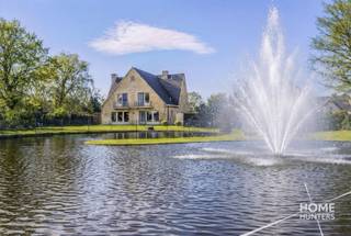 Vanafprijs €749.000, elk bod boven deze prijs wordt voorgelegd aan de eigenaar, die de keuze heeft om al dan niet te aanvaarden.<br /><br />BIEDEN MOGELIJK TOT WOENSDAG 23/09/2026 OM 12U !!! <br /><br />Op een uitzonderlijke locatie in de Gitsbergstraat in Hooglede-Gits bevindt zich deze karaktervolle eigendom op een indrukwekkend perceel van maar liefst 4.441 m². Een woning waar ruimte, privacy en een prachtig aangelegde tuin samenkomen in een uniek geheel.<br /><br />Via de statige oprit bereik je de woning, maar het is vooral de buitenomgeving die meteen alle aandacht opeist. De uitgestrekte, bijzonder verzorgde tuin met indrukwekkende vijver vormt een oase van rust en biedt uitzonderlijke vergezichten. Op heldere dagen reikt het uitzicht zelfs tot Zeebrugge. Ook vanuit de woning en de terrassen op de verdieping blijft de connectie met deze prachtige omgeving voortdurend aanwezig.<br /><br />De woning werd gebouwd in 1981 en doorheen de jaren met bijzonder veel zorg onderhouden en vernieuwd. Binnen word je ontvangen in een ruime inkomhal. Het gelijkvloers beschikt over een bureau of volwaardige slaapkamer, waardoor de woning zich eveneens uitstekend leent voor een vrij beroep of praktijk aan huis. Verder vinden we hier een apart toilet en een royale leefruimte met eet- en zithoek, die naadloos aansluit op de ruime en aangename leefkeuken.<br /><br />Daarnaast beschikt het gelijkvloers over een ruime inpandige garage en een praktische kelder.<br /><br />Op de verdieping geeft de bijzonder ruime nachthal toegang tot vier volwaardige slaapkamers, een badkamer en een afzonderlijke ververskamer. Twee slaapkamers beschikken bovendien over een eigen terras met zicht op de prachtige tuin, een absolute meerwaarde binnen deze unieke setting.<br /><br />Ook technisch werd de eigendom steeds goed verzorgd. De centrale verwarming gebeurt op stookolie en de mazouttank is gekeurd en conform. Met een EPC-score van 270 kWh/(m² jaar) biedt de woning bovendien een mooie energetische basis voor een eigendom van deze omvang en bouwperiode. Daarnaast is er maar liefst 10.000 liter regenwateropvang en een boorput met een capaciteit van 20.000 liter.<br /><br />Met in totaal vijf slaapkamers, een uitzonderlijk perceel, een magnifieke tuin, een indrukwekkende vijver en een ligging die rust en privacy combineert met prachtige vergezichten, is dit geen alledaagse woning.<br /><br />Een woning met ruimte. Een tuin met uitstraling. Een eigendom die je vooral zelf moet beleven.