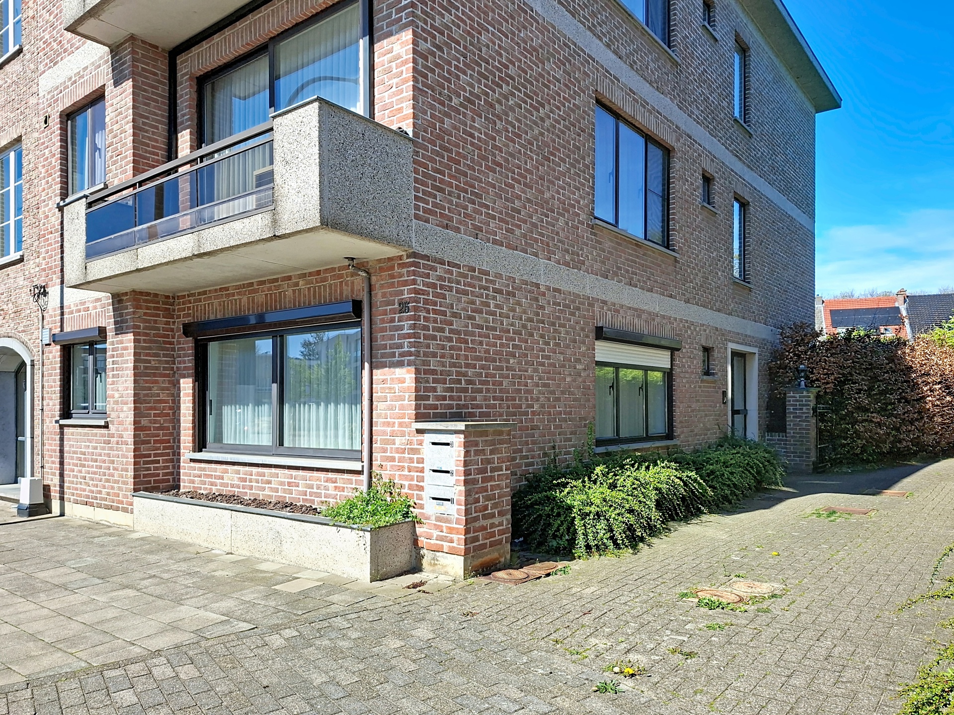 Gerenoveerd appartement met tuintje en garagebox. - foto 1