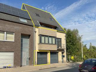 Dit lichtrijk duplexappartement bevindt zich op de 2de en 3de verdieping van een recent, kleinschalig gebouw (2005) met slechts twee entiteiten...