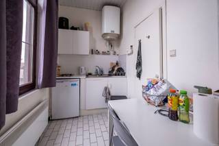 ENKEL VOOR STUDENTEN!!!<br />Ruime studentenstudio gelegen in de Steenbergstraat 2. Vlakbij campussen van de KUL en KDG Groenplaats. De studio heeft een eigen, keuken en badkamer. De maandelijkse lasten bedragen 75 euro inclusief water, elektriciteit, internet en onderhoud van de gemeenschappelijke delen. De totaalprijs is dus 615 euro. Huurperiode 15/09/2025 tot en met 10/09/2026. Geen domicilie mogelijk!