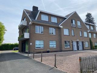 Ruim appartement met garage in rustige woonwijk te huur te Roeselare<br />Dit appartement is gelegen op de 1ste verdieping en bestaat uit: ruime inkom met ingemaakte kasten, toilet, badkamer, berging, 3 slaapkamers, woonkamer met balkon, ruime keuken. <br />Achteraan de Residentie is er een gemeenschappelijke tuin en een afzonderlijke garage. Geen lift aanwezig.<br /><br />Troeven?<br />-Veel lichtinval<br />-Rustig en mooi gelegen in villawijk <br />-Ruim appartement (132m2)<br />-Gemeenschappelijke tuin<br /><br />EPC label C<br /> 