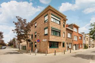 <p>Ground-floor apartment with 3 bedrooms and a garden. Close to shops, schools, public transportation, and major roads.</p><p>Layout: ....<br />An energy-efficient apartment with an EPC rating of B, lower energy consumption, and greater living comfort.<br />Various green spaces and recreational opportunities are located a short distance away, including the beautiful Hobokense Polder, a unique nature reserve accessible to hikers and cyclists.<br />Extras: Garden, energy-efficient apartment (EPC rating B), small-scale building, existing lease must be honored</p><p>Info/viewing: 03/283 83 00 - noord@sinjoor.be</p>