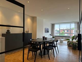 <p><strong>Lichtrijk 1-slaapkamerappartement met terras en garagebox te Wilrijk</strong><span></span></p>
<p>Ontdek dit verzorgd en lichtrijk appartement gelegen op een gunstige locatie te Wilrijk. Dankzij de aangename lichtinval, de praktische indeling en de stijlvolle inrichting biedt dit appartement een comfortabele woonervaring op een vlot bereikbare locatie. De leefruimte straalt rust en gezelligheid uit en sluit mooi aan bij de volledig uitgeruste keuken en het aangename terras.</p>
<p><strong>GA NAAR WWW.DEBOERENPARTNERS.BE OM RECHTSTREEKS UW ONLINE AFSPRAAK IN TE PLANNEN</strong></p>
<p><strong>Indeling:</strong><br />Inkomhal met ingemaakte vestiairekasten<br />Apart toilet<br />Lichtrijke leefruimte<br />Volledig uitgeruste keuken<br />1 ruime slaapkamer<br />Badkamer met inloopdouche<br />Aangenaam terras</p>
<p>De leefruimte vormt het hart van het appartement en geniet van veel natuurlijke lichtinval. Dankzij de ruime raampartijen en de open sfeer voelt het appartement bijzonder aangenaam en huiselijk aan. De volledig uitgeruste keuken is praktisch ingericht en biedt alle nodige comfort.</p>
<p>De slaapkamer is ruim en rustig gelegen, met rechtstreekse toegang tot een aangename buitenruimte. De badkamer is voorzien van een moderne inloopdouche. Daarnaast beschikt het appartement over een private kelderberging en is er een garagebox inbegrepen in de prijs, wat een absolute meerwaarde vormt.</p>
<p><strong>Bijzonderheden:</strong><br />Private kelderberging aanwezig<br />Garagebox inbegrepen in de prijs<br />Algemene kosten: €135,00/maand voor onderhoud en verbruik van de gemeenschappelijke delen en lift + provisie voor water en verwarming<br />Beschikbaar vanaf 07/10</p>
<p><strong>GA NAAR WWW.DEBOERENPARTNERS.BE OM RECHTSTREEKS UW ONLINE AFSPRAAK IN TE PLANNEN</strong></p>
