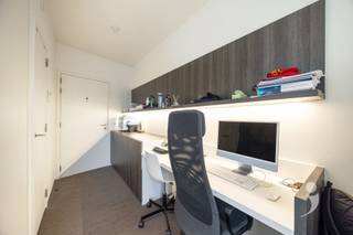 <p><span> </span></p><p><span>Deze moderne studentenkamer met eigen sanitair is gelegen in studentenresidentie Woods, vlakbij het Belle-Vue park. De residentie is gelegen op een boogscheut van het centrum van Leuven, op wandelafstand van het station en nabij verschillende campussen.</span></p><p><span> </span></p><p><span>De kamer is voorzien van een uitklapbaar tweepersoonsbed (140cm x 200cm)en ingebouwde kleerkasten waardoor er meer dan voldoende opbergruimte is. De kamer heeft ook een ingebouwde bureau met  boekenplank en persoonlijke frigo met vriesvak. Verder beschikt de kamer over een persoonlijke badkamer met douche, lavabo en toilet.</span></p><p><span> </span></p><p><span>Deze kamer is gelegen op de eerste verdieping en is bereikbaar via twee liften of via de trappenhal.</span></p><p><span> </span></p><p><span>Per verdieping zijn er twee keukens, die gedeeld worden met maximaal 10 personen. De keuken is voorzien van een oven, microgolf, vitro-keramische kookplaat, eettafel, wastafels en een persoonlijke opbergkast die op slot kan. Elke keuken heeft ook zijn eigen terras.</span></p><p><span> </span></p><p><span>Er is ook een gemeenschappelijke ontspanningsruimte met televisie, zetels, tafels en een kickertafel. Verder is er ondergronds nog een afsluitbare fietsenstalling, afval lokaal en een wasplaats met wasmachine en droogkast. </span></p><p><span> </span></p><p><span>Deze studentenkamer is niet alleen geschikt om te laten bewonen door uw zoon of dochter, maar dit kan ook perfect dienen als een rendabele investering!</span></p><p><span> </span></p><p><span>Verhuurd tot september 2026. </span></p><p><span> </span></p><p><span>Interesse in deze gezellige studentenkamer? Contacteer ons via 016 15 31 15</span><span> </span><span> of info@immolivit.be</span></p><p><span> </span></p><p><span> </span></p>
