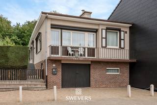 Voor meer info en foto’s, surf naar www.swevers.be - Ontdek deze charmante halfopen bebouwing op de Viséweg 446 in Tongeren. Met drie slaapkamers,...