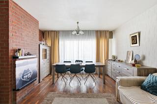 <p>Op zoek naar een interessante starterswoning of een investering met een mooi huurrendement? Dit lichtrijke appartement op het gelijkvloers combineert een praktische indeling met een uitstekende ligging vlak bij het station van Lebbeke.</p><p> </p><p>Via de inkomhal bereik je de verschillende ruimtes. Er is een apart toilet, een handige berging en een ingemaakte kast met de CV-ketel. Verder beschikt het appartement over drie slaapkamers, waarvan één met aansluitend terras, en een badkamer met bad en wastafel. De ruime leefruimte geniet van veel natuurlijk licht. De aparte keuken is uitgerust met een vaatwasser, keramische kookplaat en oven.</p><p> </p><p>Ook op technisch vlak zijn er interessante troeven: alle ramen werden vernieuwd met hoogrendementsbeglazing en het dak werd bijkomend geïsoleerd. Het appartement beschikt over een EPC-label D en er is geen renovatieverplichting.</p><p> </p><p>De ligging vlak aan het station zorgt voor een vlotte verbinding met het openbaar vervoer. Bovendien is er aan het gebouw een ruime parking voorzien, met laadpalen.</p><p> </p><p>Momenteel is het appartement verhuurd aan €600 + €100 kosten per maand, wat het bijzonder interessant maakt als investering.</p><p>Mogelijkheid tot aankoop van een aparte garagebox voor één wagen aan €15.000.</p><p> </p><p>Een appartement met drie slaapkamers, een praktische indeling en een uitstekende bereikbaarheid, interessant voor zowel eigen bewoning als investering.</p>