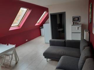 Dit dakappartement heeft een uitstekende ligging, nabij afrit E40, nabij centrum Merelbeke en is toch rustig gelegen.Het bevindt zich in een kleine...